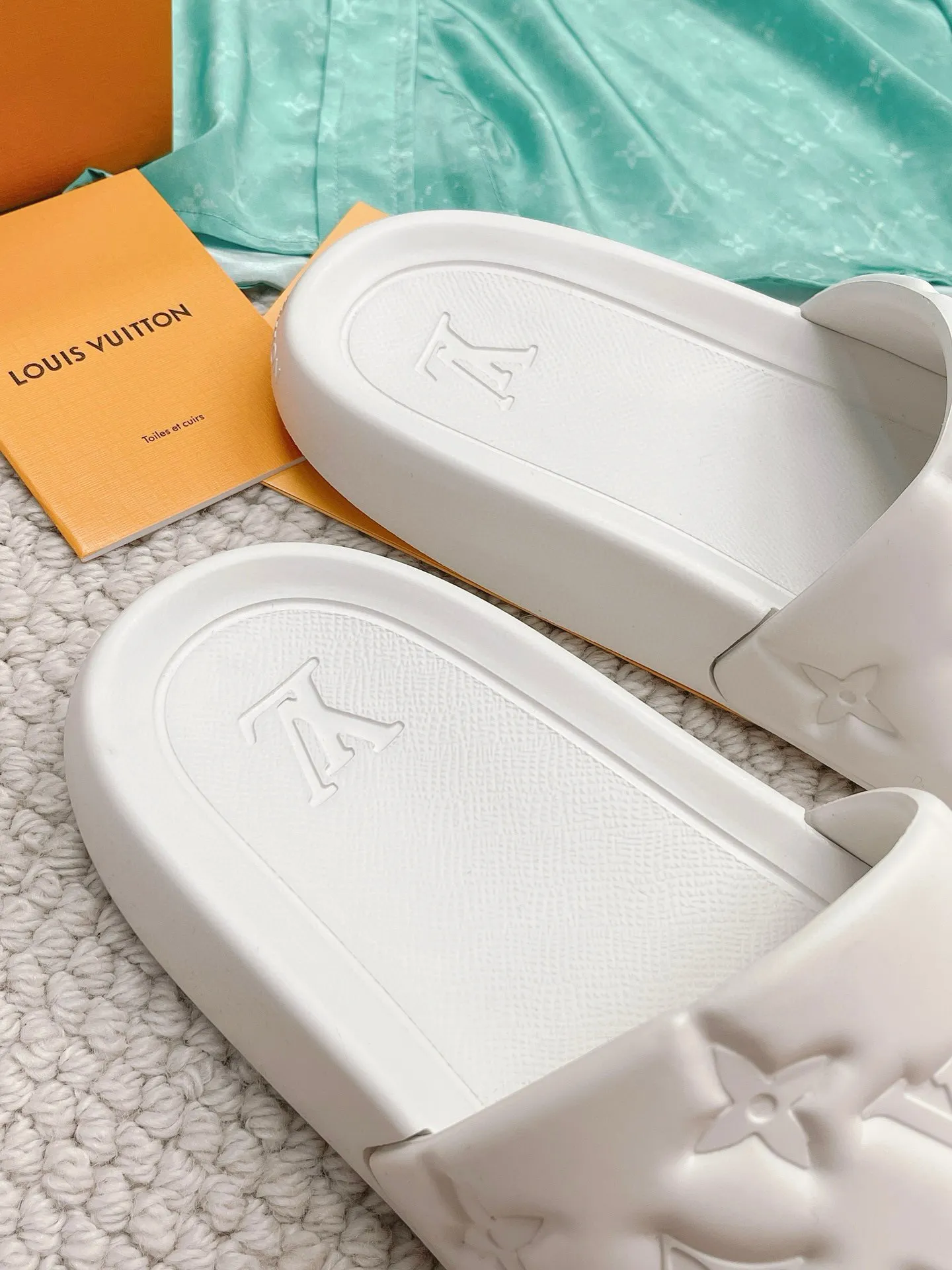 Factory price: 260💰【𝐋𝐕 Slippers】▪️Shoe size: Men's 38-45 ▪️Packaging: Counter top quality~original packaging 𝟐𝟎𝟐3 Louis Vuitton counter's new embossed slippers, L's monogram embossed slippers, Waterfront sandals are back, the upper buckle is embossed with LV's iconic Monogram pattern. Made of waterproof rubber with a comfortable and resilient insole. The lightweight, flexible outsole is embossed with the Louis Vuitton logo. ▪️Fabric: Original molded rubber foam surface ▪️Technology: embossed logo ▪️Sole: Original molded rubber foam outsole ▪️Sole thickness: 3CM.